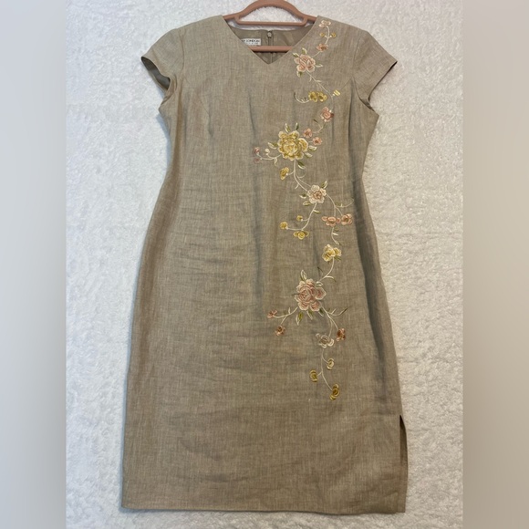 Maggy London Dresses & Skirts - Maggy London Petites Cream Linen Dress with soft pastel embroidery 10P Exquisite